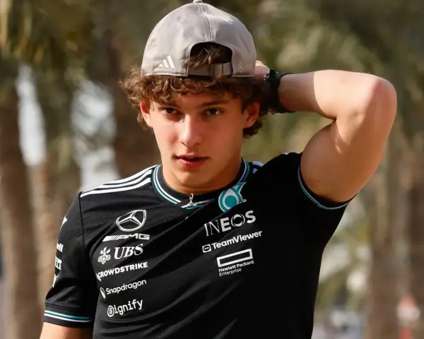 Kimi Antonelli, con gorra y camiseta de Mercedes-AMG Petronas, se toca la cabeza.
