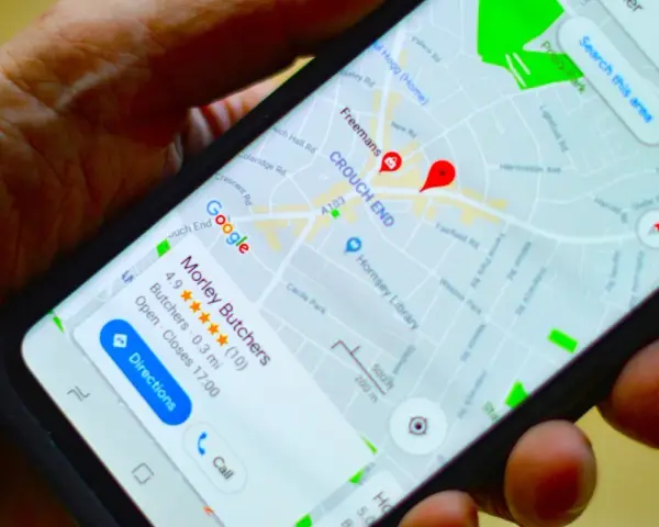 Na ekranie telefonu widać mapę Google z zaznaczoną lokalizacją. Pokazuje, jak wysłać pinezkę z lokalizacją, np. do sklepu Morley Butchers.