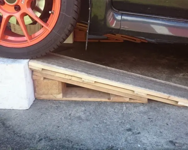 Jak zrobić najazdy samochodowe? Prosty DIY z palet i betonu, by podnieść auto.