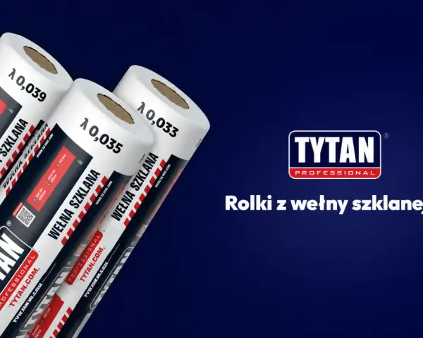 Trzy rolki wełny szklanej TYTAN PROFESSIONAL z różnymi parametrami lambda (0,039, 0,035, 0,033) do izolacji.