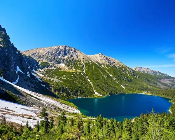 Piękny widok na Morskie Oko. Trasa do niego jest malownicza, a widok wynagradza wysiłek.