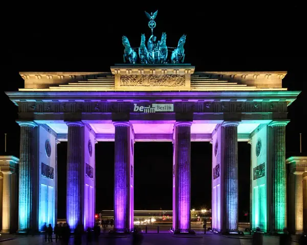 Brandenburger Tor in bunten Farben beleuchtet, ein magischer Anblick bei der festival of lights tour.