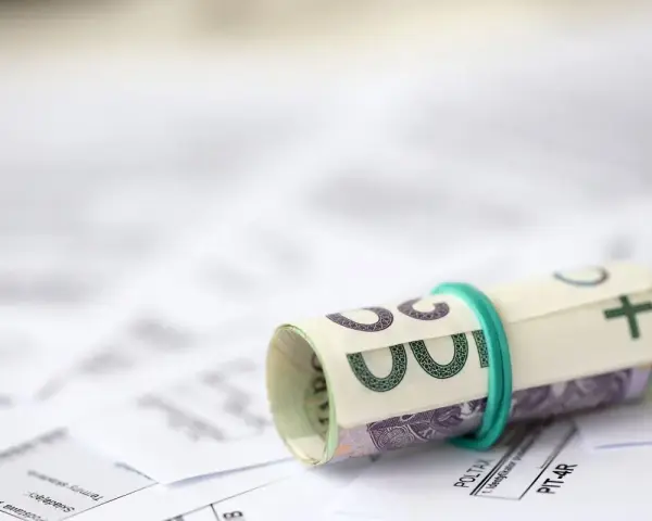 Zrolowane banknoty na dokumentach podatkowych. Czy to odzwierciedla, ile zarabia profesor na uczelni?