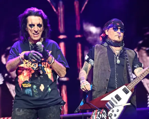 Alice Cooper i Johnny Depp na scenie. Johnny Depp gra na gitarze w zespole.