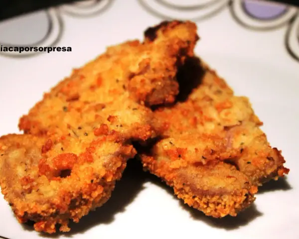 Delicioso escalope de ternera empanado, crujiente y dorado, listo para disfrutar.