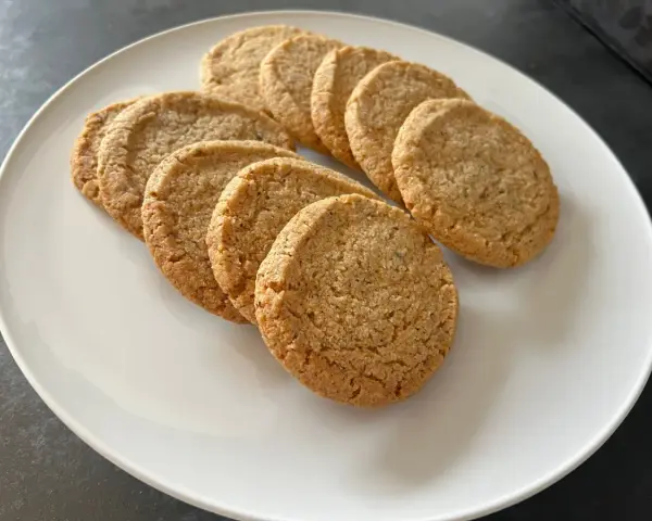 En tallrik med gyllene kardemummakakor, perfekt för fikat.