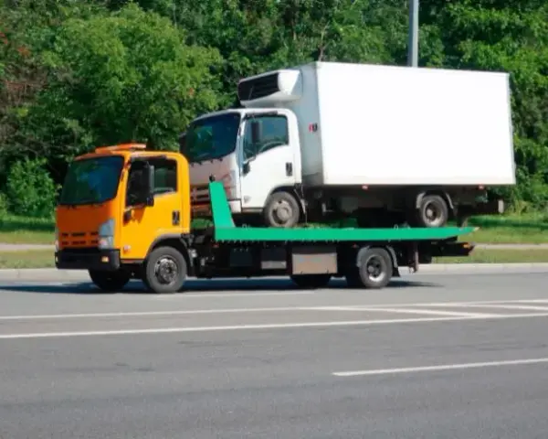 Czy można holować samochód ciężarowy z przyczepą? Przepisy i bezpieczeństwo