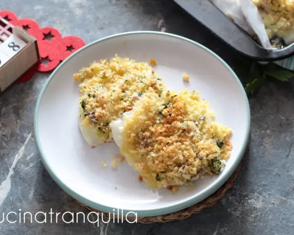 Due gustose seppie al forno, dorate e croccanti, servite su un piatto bianco.