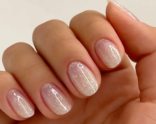 Weiße Nägel mit Glitzer: So gelingt Ihr Trend-Look 2026