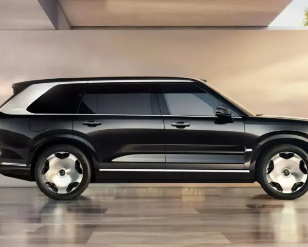 Czarny SUV Zeekr 9X z białym dachem i charakterystycznymi felgami, widziany z boku.