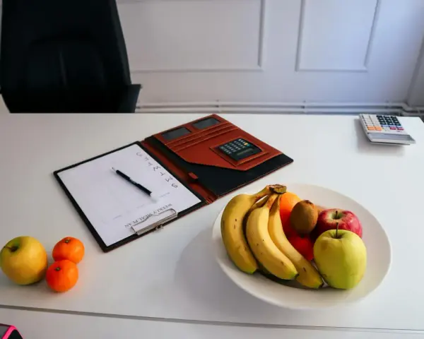 Planificador semanal con calculadora y fruta, ideal para organizar los horarios de camareros en restaurantes.