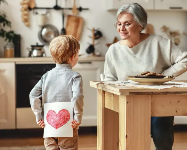 Chłopiec z sercem za plecami, babcia z ciastkami. Czy to początek historii, dlaczego dziecko nie lubi babci, czy dowód miłości?