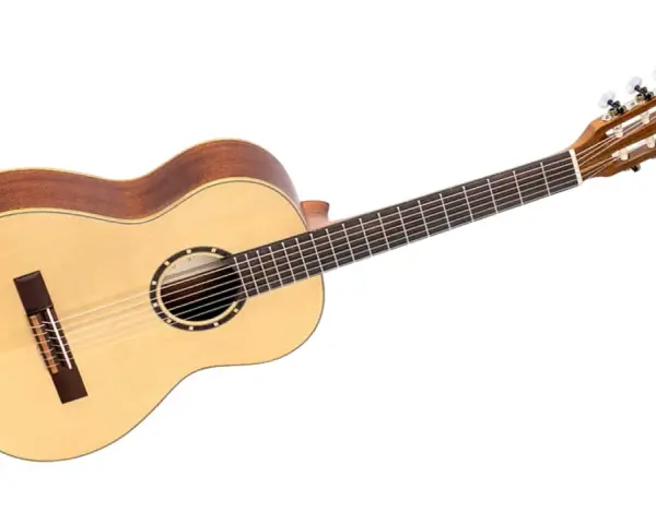 Eine helle Kindergitarre 4 Jahre, perfekt für kleine Musiker.