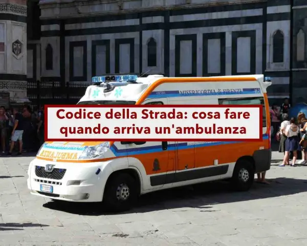 Ambulanza in primo piano, con testo "Codice della Strada: cosa fare quando arriva un'ambulanza". Rispettare l'art. 177 CDS.