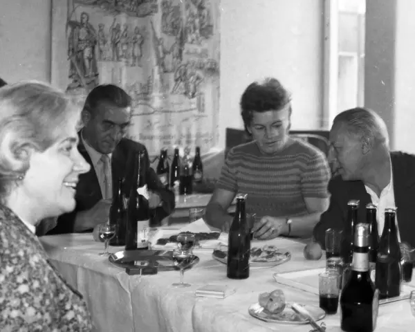 Nostalgiczne menu na imprezę w stylu PRL – smaki, które zachwycają