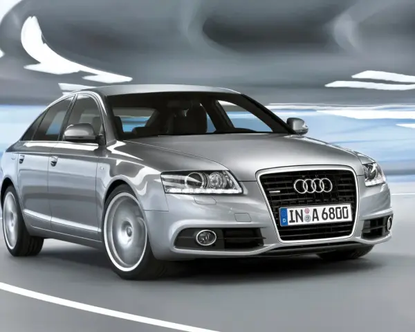 Silberner Audi A6 4F Quattro fährt durch eine beleuchtete Röhre.