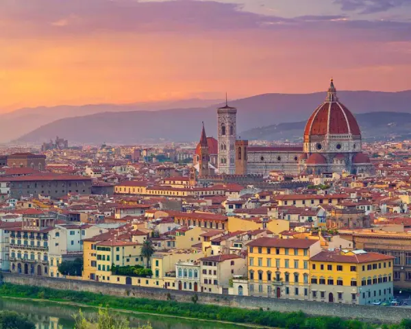 Panorama di Firenze al tramonto, con il Duomo e Palazzo Vecchio. Un'idea di cosa vedere a Firenze in un giorno, tra arte e storia.