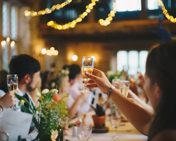 Alkohol na wesele: Ile, jaki i gdzie? Uniknij stresu i przepłacania!
