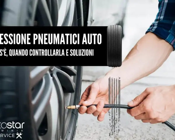 Uomo effettua controllo gomme auto con manometro. Testo: "Pressione pneumatici auto: cos'è, quando controllarla e soluzioni".