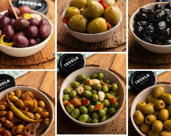 Miseczki pełne oliwek: ciemne, zielone, marynowane. Oliwki zielone z czosnkiem i papryczką, idealne do tapas.