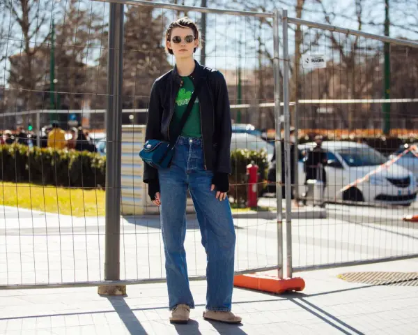 Moda casual: come abbinare Birkenstock Boston con jeans a vita alta, giacca in pelle e borsa a tracolla.
