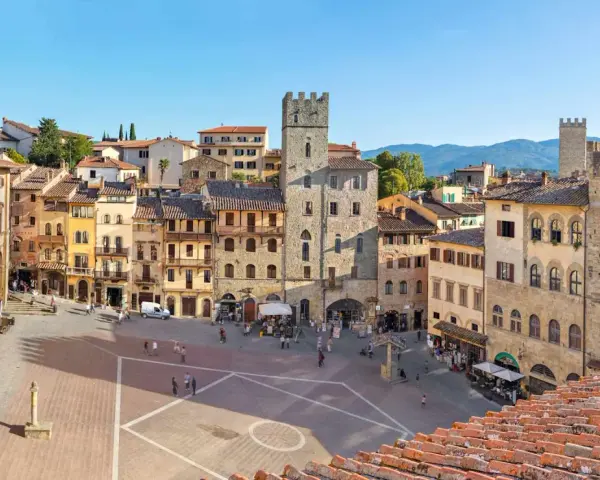 Piazza del Popolo ad Arezzo, con la torre medievale e i palazzi storici che incorniciano la piazza, un luogo incantevole nei dintorni.