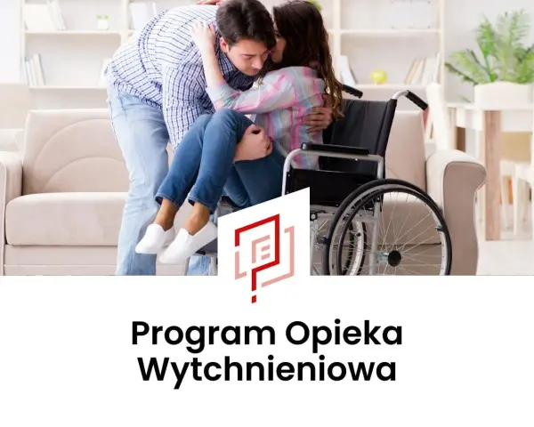 Para obejmuje się czule przy wózku inwalidzkim. Program opieka wytchnieniowa daje wsparcie.