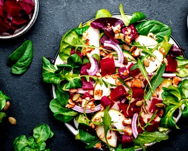Ein bunter Salat mit Roter Bete, Birne, Nüssen und frischen Blattsalaten. Perfekt als leichtes Mittagessen oder als Beilage. Ein tolles Rezept für rote Bete salat!