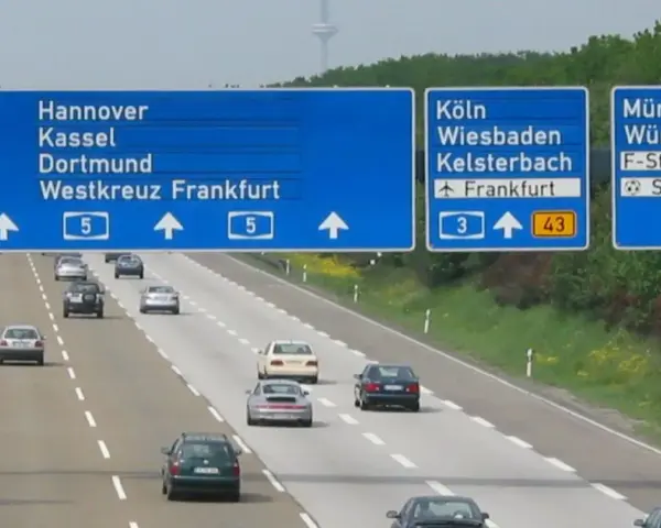 Niemieckie autostrady z tablicami kierunkowymi do Hanoweru, Dortmundu, Kolonii, Frankfurtu i Monachium.