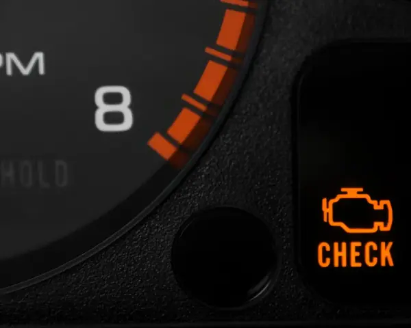 Pomarańczowa kontrolka "check engine" świeci na desce rozdzielczej, sygnalizując problem z silnikiem.