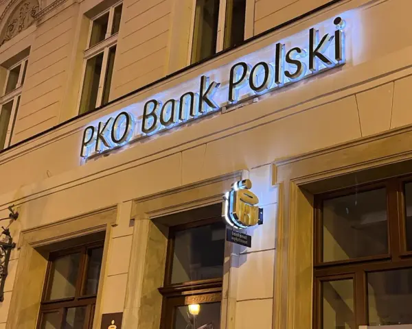 PKO Bank Polski oferuje atrakcyjne pko lokaty długoterminowe. Elegancka fasada banku nocą.