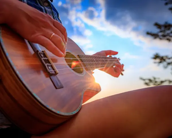 Słońce zachodzi, a ja gram na ukulele.