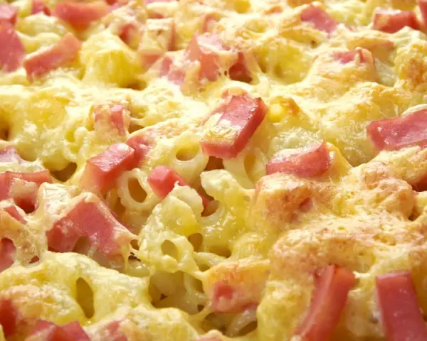 Leckerer Schinken Sahne Auflauf ohne Vorkochen, mit goldbraun überbackenem Käse und saftigen Schinkenwürfeln.