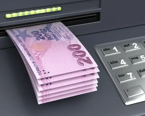 Tureckie liry wychodzące z bankomatu. Takimi banknotami zapłacisz w Turcji.
