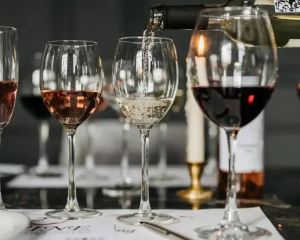 Degustacja win: różowe, białe i czerwone. Zastanawiasz się, ile kalorii ma wino półsłodkie?