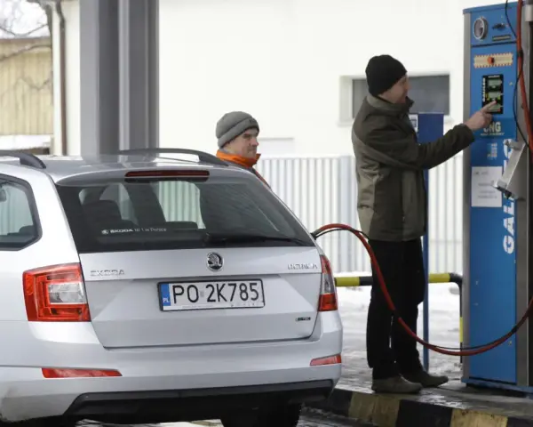 Mężczyzna tankuje samochód na stacji CNG. To ekologiczne paliwo, co to za oszczędność!