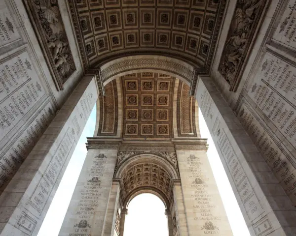 Vistas del Arco del Triunfo, con sus intrincados detalles arquitectónicos y nombres grabados.