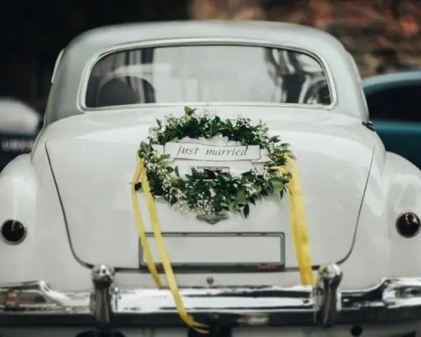 Jak ustroić auto do ślubu: 10 praktycznych pomysłów na dekoracje