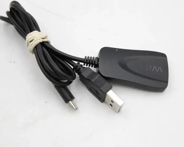 Czarny adapter Wi-Fi z kablem USB i złączem micro USB. Idealny, by dowiedzieć się, jak zrobić smart TV z tradycyjnego telewizora.