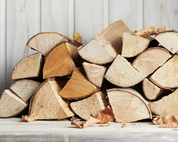 Un tas de bois de chauffage, prêt pour l'hiver. Le charme rustique du bois sec promet des soirées douillettes.