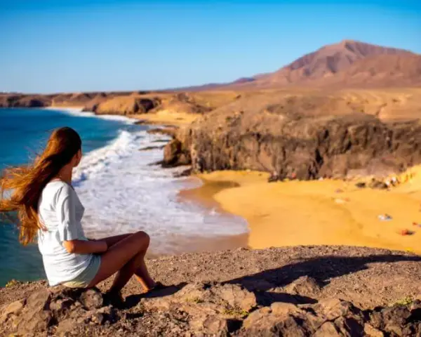 Ile trwa lot na Lanzarote z Katowic? Sprawdź różnice w czasie podróży