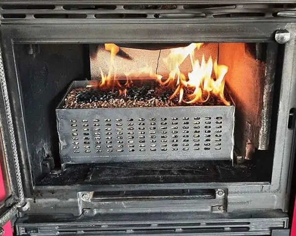 Estufa de pellets ardiendo dentro de un hueco de chimenea. El combustible se quema en una bandeja metálica perforada.
