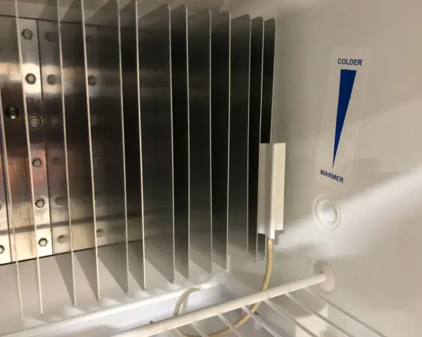 Wnętrze lodówki z radiatorem i wskaźnikiem temperatury. Tak działa lodówka na gaz, wykorzystując ciepło do chłodzenia.