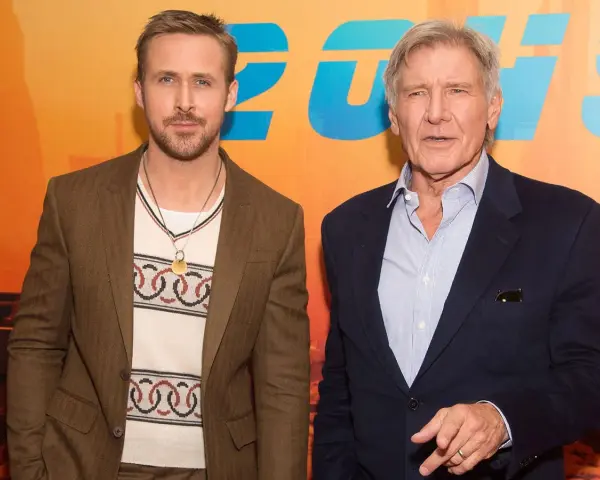 Ryan Gosling con giacca e maglione a fantasia, un perfetto abbinamento giacca t-shirt uomo. Harrison Ford elegante in blu.