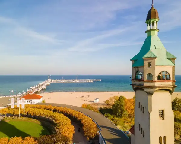 Widok na sopocką plażę i molo z perspektywy charakterystycznej latarni morskiej Sopot.