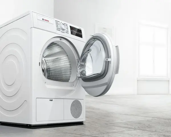 Moderner weißer Bosch Trockner mit offener Tür. Regelmäßiges bosch trockner reinigen sorgt für Langlebigkeit und Effizienz.