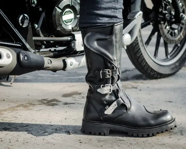 Czarne, skórzane buty motocyklowe z klamrami, idealne na każdą wyprawę. To właśnie takie buty na motocykl zapewnią komfort i bezpieczeństwo.