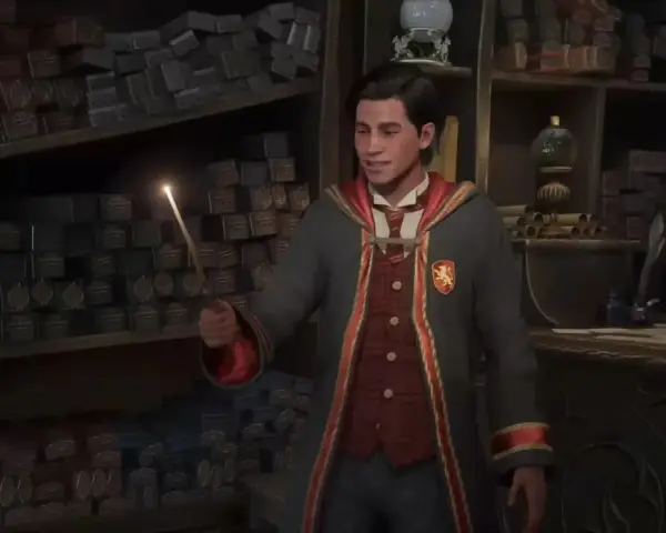 Estudiante de Hogwarts practica hechizos en la tienda de varitas, preparándose para las pruebas de Merlin en Hogwarts Legacy.