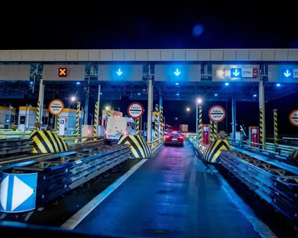 Jak płacić za autostrady w Polsce? Kompletny przewodnik e-TOLL i bramki