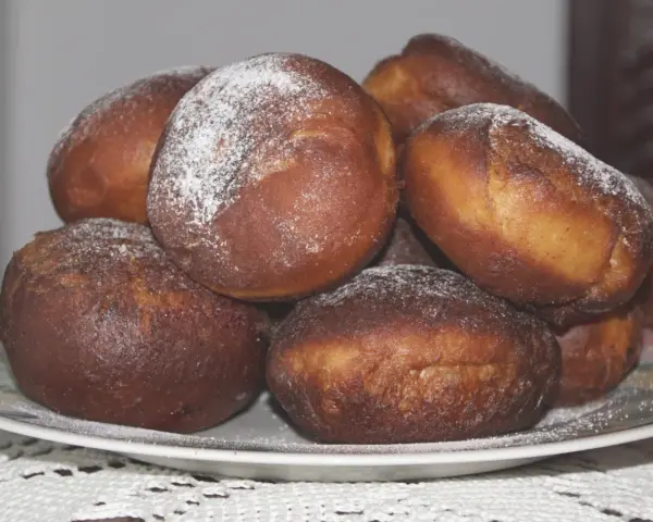 Stary przepis na pączki babci, lekko oprószone cukrem pudrem. Pachną jak dawniej!